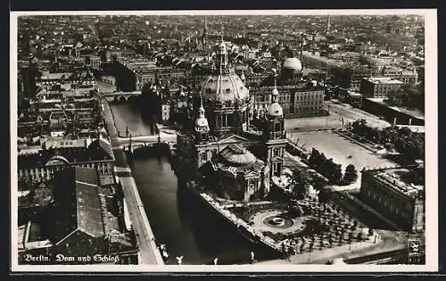 AK Berlin, Fliegeraufnahme Dom und Schloss auf der Museumsinsel