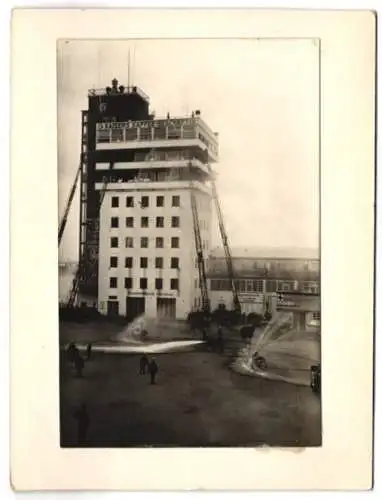 Fotografie Düsseldorf, Ausstellung Gesolei 1926, Feuerwehr-Löschzug bei einer Demonstration mit Drehleitern