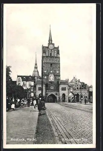 AK Rostock /Meckl., Belebte Szene am Kröpeliner Tor