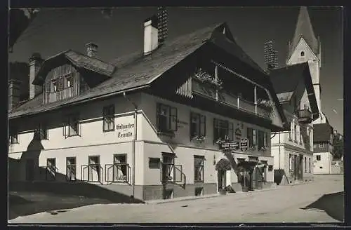 Foto-AK Mitterndorf, Strassenpartie mit Gasthof Kolperer und Kirchturm