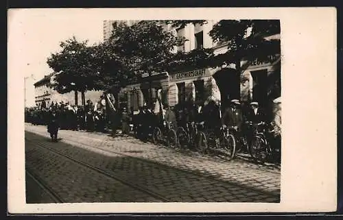 Foto-AK Wien, Radfahrer bei einem Umzug in der Dingestedtgasse