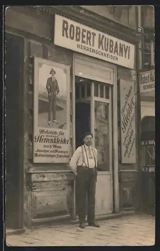 Foto-AK Wien, Herrenschneider Robert Kibanyi vor seinem Atelier Eggerthgasse 11