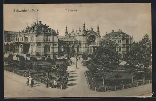 AK Schwerin i. M., Bahnhof mit Vorplatz