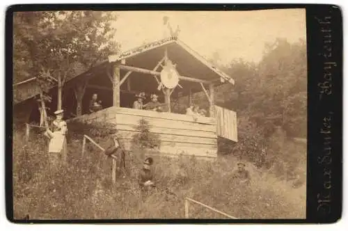 Fotografie Max Sauter, Bayreuth, Schützen im Schiessstand, geschmückt mit Zielscheibe, 1887