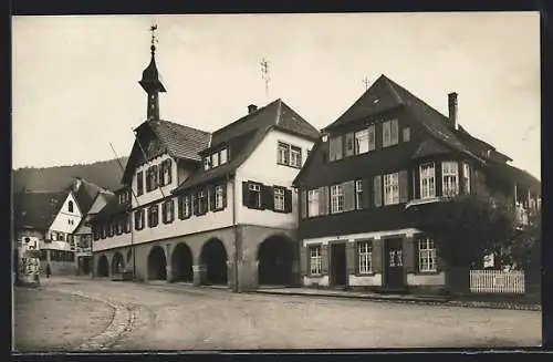 AK Alpirsbach /Schwarzw., Marktplatz mit Rathaus