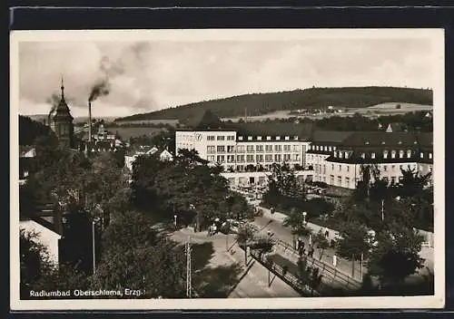 AK Oberschlema /Erzg., Ortspartie mit Blick aufs Industriegebiet