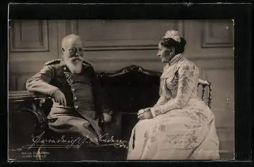 AK Grossherzog Friedrich und Grossherzogin Luise von Baden auf einem Sofa