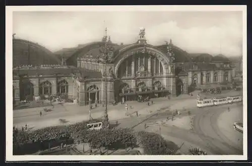 AK Frankfurt a. M., Der Hauptbahnhof aus der Vogelschau, Strassenbahnen davor