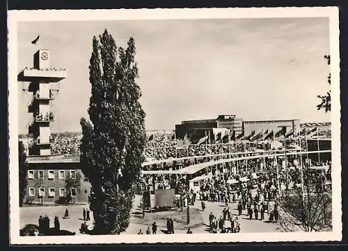 AK Hannover, Ausstellungs- Messegelände, Eingang Nord mit Blick auf das moderne Messehaus