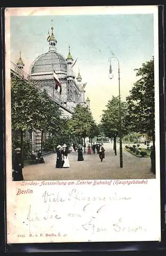 AK Berlin, Landesausstellung am Lehrter Bahnhof - Spaziergänger vor dem Hauptgebäude