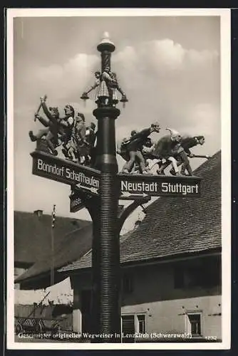 AK Lenzkirch i. Schwarzwald, Geschnitzter origineller Wegweiser, Bonndorf Schaffhausen, Neustadt Stuttgart