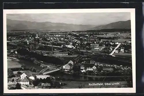 AK Knittelfeld /Oberstmk., Blick auf die Stadt mit dem Fluss und Transportzügen