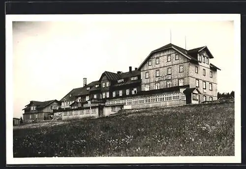 AK Fuchsbergbaude, Baude mit Blumenwiese