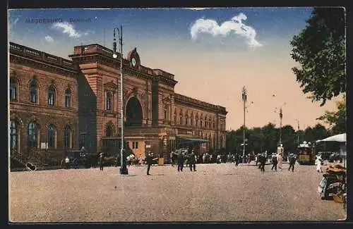 AK Magdeburg, Passagiere und Strassenbahn vor dem Bahnhof