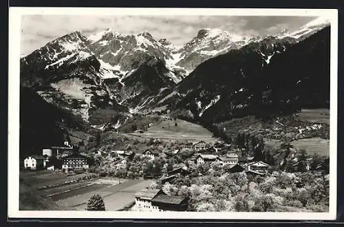 AK Grins, Ortsansicht gegen die Bergspitzen