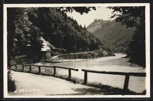 AK Weyer /Enns, Ennspartie mit Haus, Strasse und Bergblick