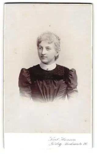 Fotografie Karl Hansen, Görlitz, Berliner Strasse 26, Blonde junge Dame mit Stirnlocken und Ohrschmuck