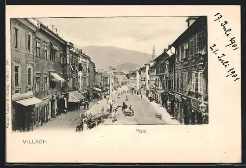 AK Villach, Strassenpartie am Platz mit Denkmal