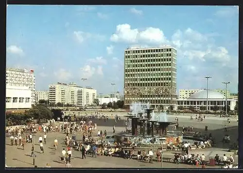 AK Berlin, Passanten am Brunnen auf dem Alexanderplatz