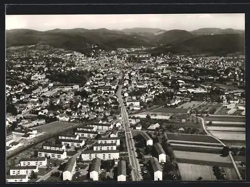 AK Lahr /Schwarzwald, Gesamtansicht gegen die Berge vom Flugzeug aus