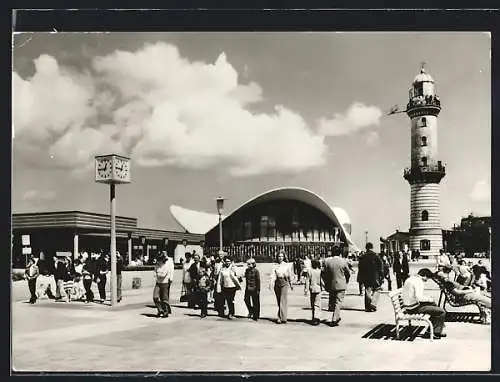 AK Rostock-Warnemünde, Konsum-Gaststätte Teepott und Leuchtturm an der Strandpromenade