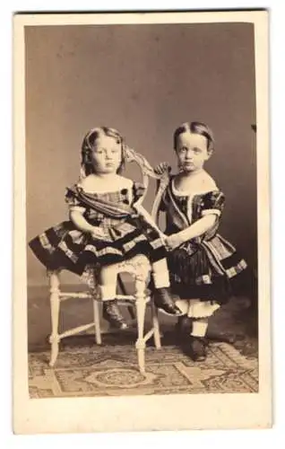 Fotografie A .Siegmund, Hamburg, zwei niedliche kleine Kinder in schulterfreien Kleidern