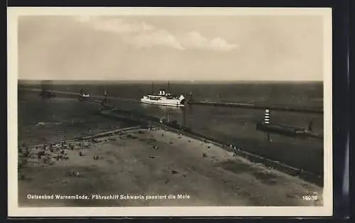 AK Warnemünde, Fährschiff Schwerin passiert die Mole