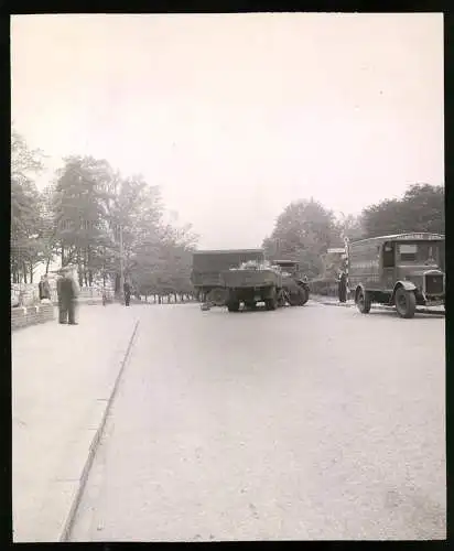 2 Fotografien Verkehrsunfall in North Camp, Milchlaster kollidiert mit LKW am The Queens Hotel, Nort Camp Street