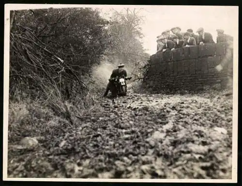 Fotografie Motorrad, englisches Motorradrennen im tiefen Schlamm, Zuschauer nah an der Strecke