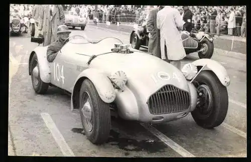 Fotografie Rennwagen Allard mit der Startnummer 104 in Startposition