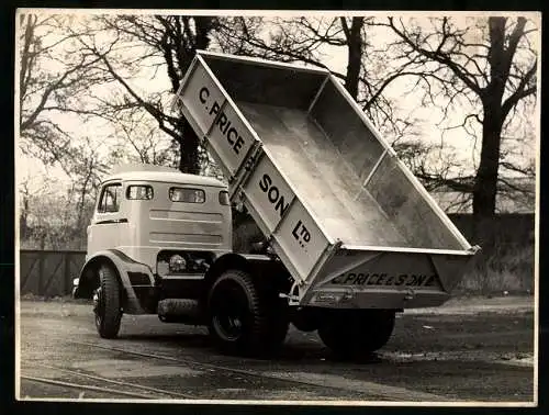 Fotografie LKW der Firma C. Price & Sons Ltd. mit gekippter Ladeflächen