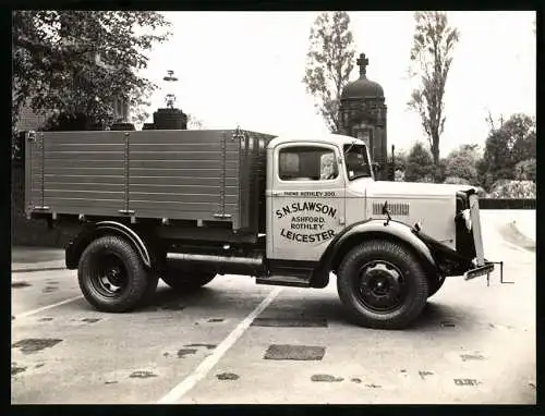 Fotografie englischer LKW, der Firma S. N. Slawson aus Leicester, mit Ladefläsche und Startkurbel, Kipplader