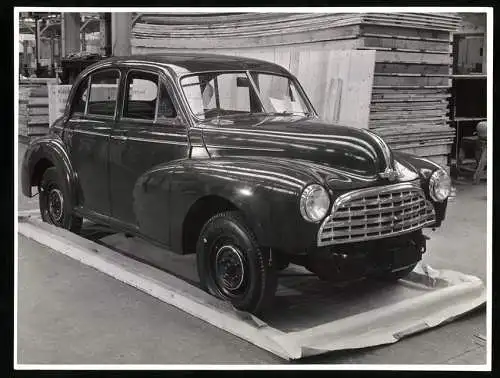 Fotografie Auto Morris Minor, fertig zusammengebaut in der Werkshalle auf Versandpalette