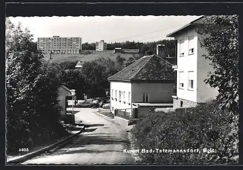 AK Bad Tatzmannsdorf, Strassenpartie mit Blick auf die Sonderheilanstalt