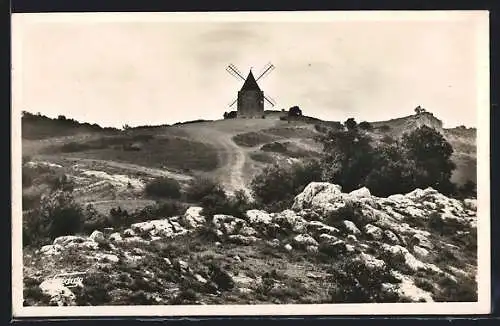 AK Fontvieille, Paysage sur le moulin de Daudet