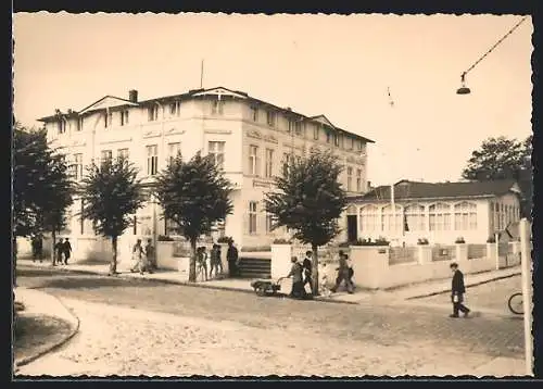 Foto-AK Göhren /Rügen, FDGB Erholungsheim mit Urlaubern