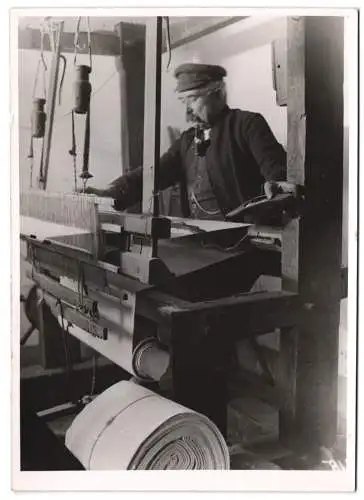 Fotografie Weber bei der Arbeit am Webstuhl im Hunsrück