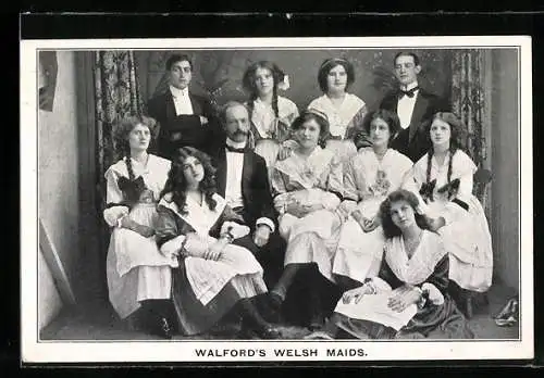 AK Varietékünstler Walford`s Welsh Maids, Gruppenbild in Hausmädchen- und Hausdienerkostümen