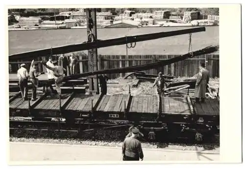 Fotografie Otto Bayer, Wien, Ansicht Wien, Schmidtstahlwerk Favoritenstrasse 213, Stahl wird auf Güterwaggon verladen