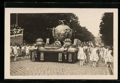 Foto-AK Wien, X. Deutsches Sängerbundesfest 1928, Festwagen und blumengeschmückte Damen