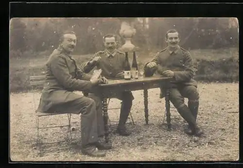 Foto-AK Soldaten beim Kartenspiel und Wein