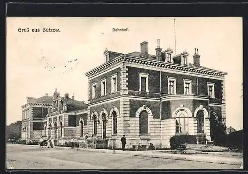 AK Bützow, Bahnhof mit Strassenpartie