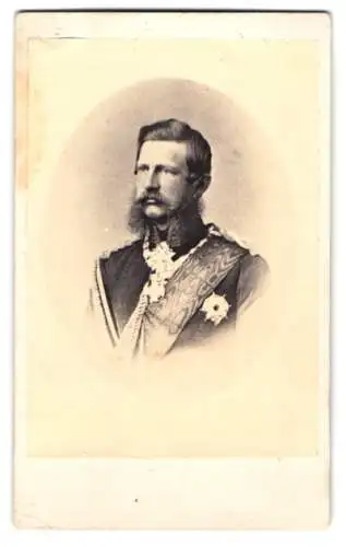 Fotografie unbekannter Fotograf und Ort, Portrait deutscher Kaiser Friedrich Wilhelm III. in Uniform mit Orden