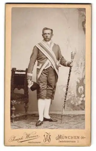 Fotografie Joseph Werner, München, königlich bayerischer höfischer Tambourmajor mit Tambourstab und Zweispitz