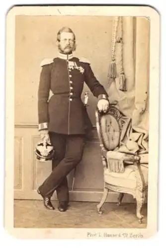 Fotografie L. Haase & Co., Berlin, Portrait Kaiser Friedrich III. von Preussen in Uniform mit Pickelhaube und Orden