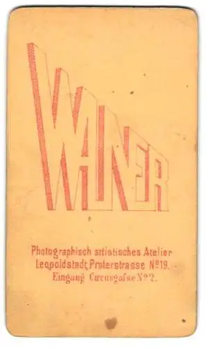 Fotografie J. L. Wallner, Leopoldstadt, Pragerstr. 19, nach hinten weglaufender Schriftzug mit Namen des Ateliers