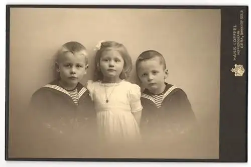 Fotografie Hans Loeffler, Gera, niedliches kleines Mädchen im weissen Kleid nebst ihren beiden Brüdern in Matrosenanzügen