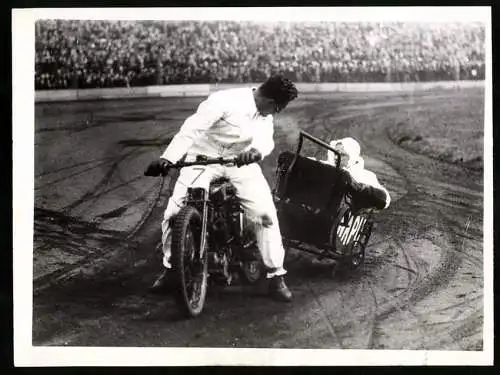 Fotografie New York 1938, Motorrad Dirt-Track-Rennen, Motorrad-Rennfahrer zieht Komiker im Kinderwagen hinter sich her