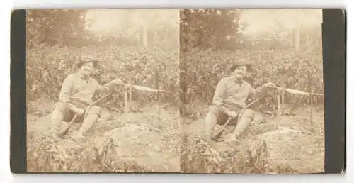 Stereo-Fotografie unbekannter Fotograf und Ort, Jäger mit Flinte grillt sich gefangenen Fisch überm Feuer