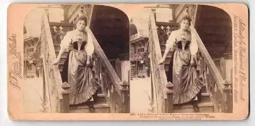 Stereo-Fotografie Underwood & Underwood, New York, junge Schweizerin in Tracht an ihrem Wohnhaus